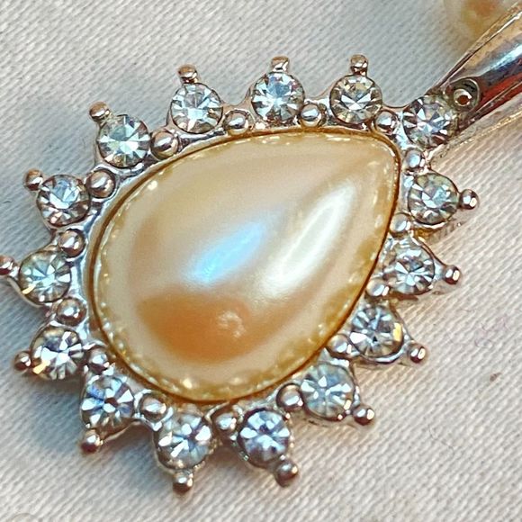 90s Monet Pearlesque Beaded Necklace Teardrop Pearlesque Rhinestone Trim Pendant - Picture 4 of 12